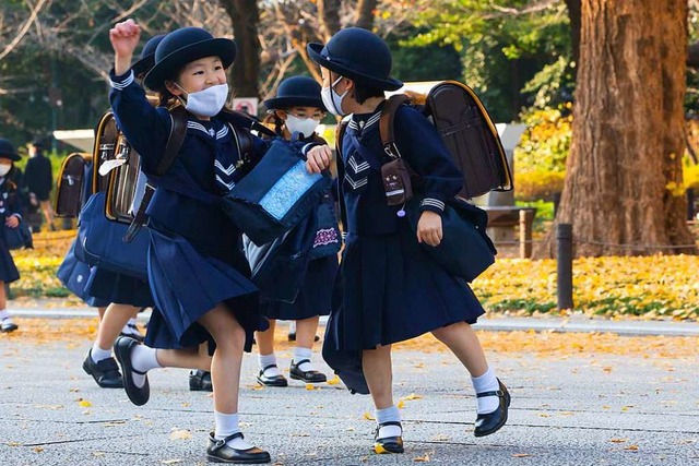 Japanische Grundschler gehen in tradi...Beendigung des Unterrichts nach Hause.  | Foto: Stanislav Kogiku (dpa)