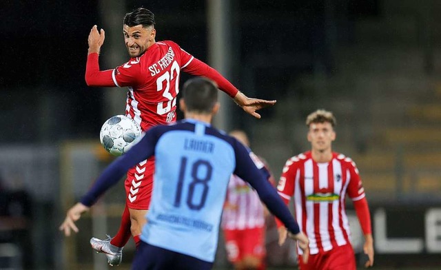 Vincenzo Grifo vom SC Freiburg gegen G.... Der SC gewann das Heimspiel mit 1:0.  | Foto: RONALD WITTEK (AFP)