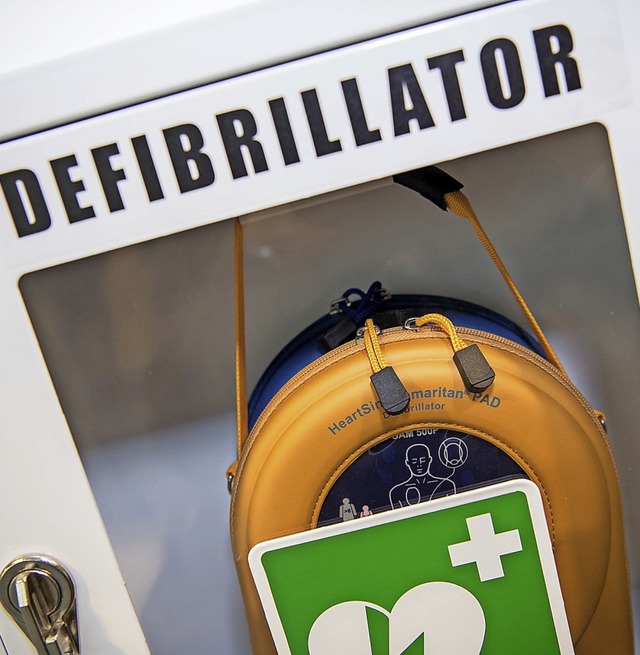 Der DRK Ortsverein will einen Defibrillator anschaffen (Symbolbild).  | Foto: Peter Kneffel (dpa)