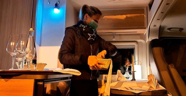 Versiert und maskiert verwandelt die M...sle   das Wohnmobil in ein Restaurant.  | Foto: Julius Wilhelm Steckmeister