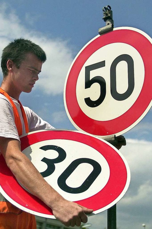 Generell 30 statt 50 km/h will die Stadt Freiburg einfhren. Symbolbild.  | Foto:  dpa Deutsche Presse-Agentur
