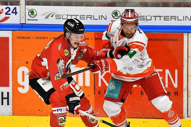 EHC-Spieler Peter Spornberger (l.) gegen Andreas Pauli von Bad Nauheim  | Foto: Achim Keller