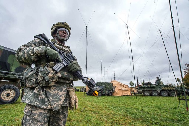 Ein US-Soldat steht im bayerischen Kleinfalz.  | Foto: Armin Weigel (dpa)