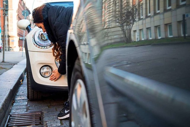 Oft passiert es, dass Autos gerammt we... die Verursacher einfach davon fahren.  | Foto: Christin Klose (dpa)