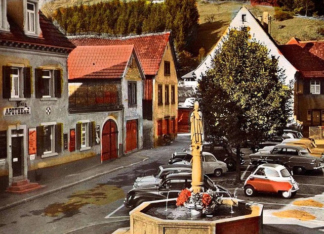 Der Nikolausbrunnen neben der alten Apotheke &#8211; Mitte der 1950er-Jahre.  | Foto: Privat