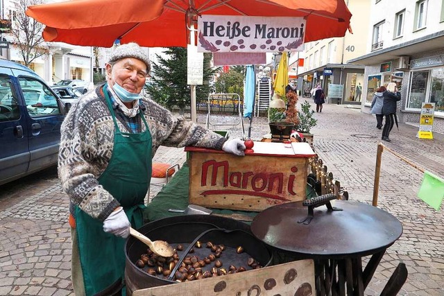 Der Knstler Friedemann Hergarten mach...der Maroni eine regelrechte Zeremonie.  | Foto: Dorothee Philipp