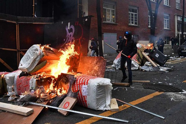 Tausende protestieren in Paris gegen soziale Ungerechtigkeit und die Polizei  | Foto: ANNE-CHRISTINE POUJOULAT (AFP)