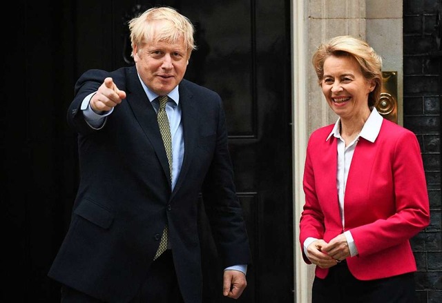 EU-Kommissionsprsidentin Ursula von d...ritische Premierminister Boris Johnson  | Foto: Stefan Rousseau (dpa)