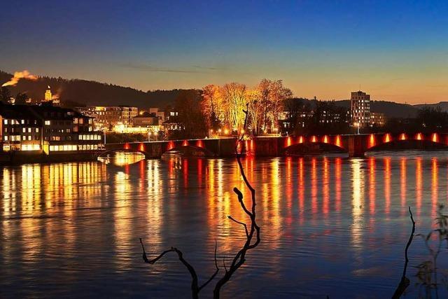 Die Illumination der Rheinbrcke in Rheinfelden polarisiert