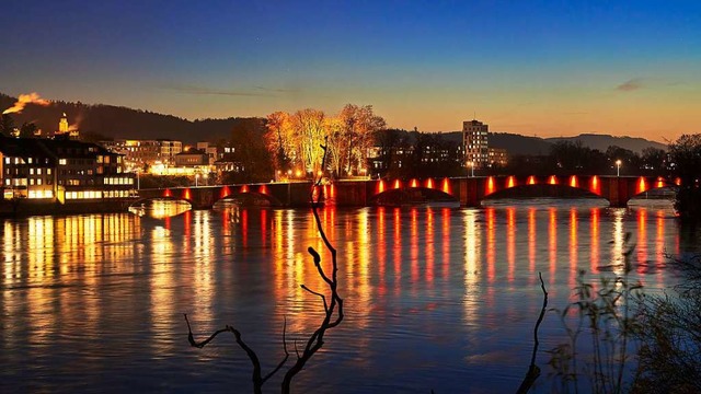 Die Rheinbrcke erstrahlt in diesem Jahr in wechselnden Farben.  | Foto: Peter Scheponik