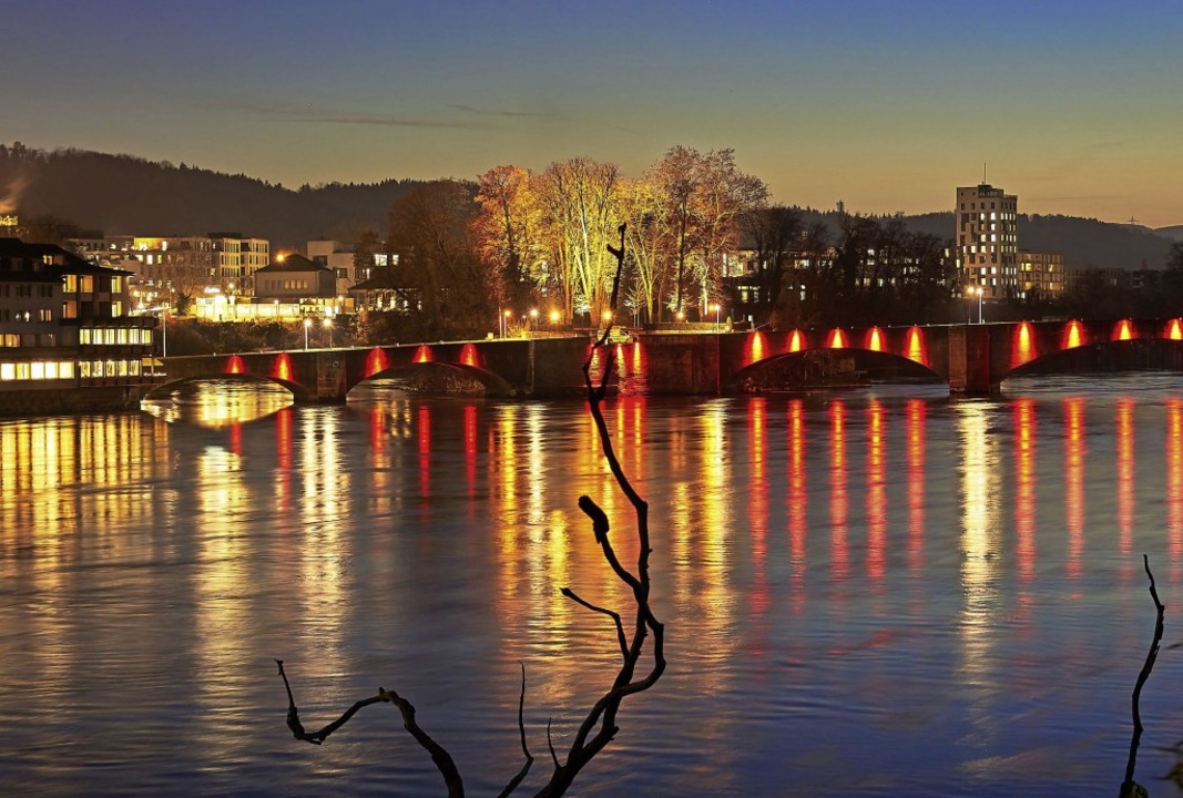 Illumination der Rheinbrücke polarisiert Rheinfelden Badische Zeitung