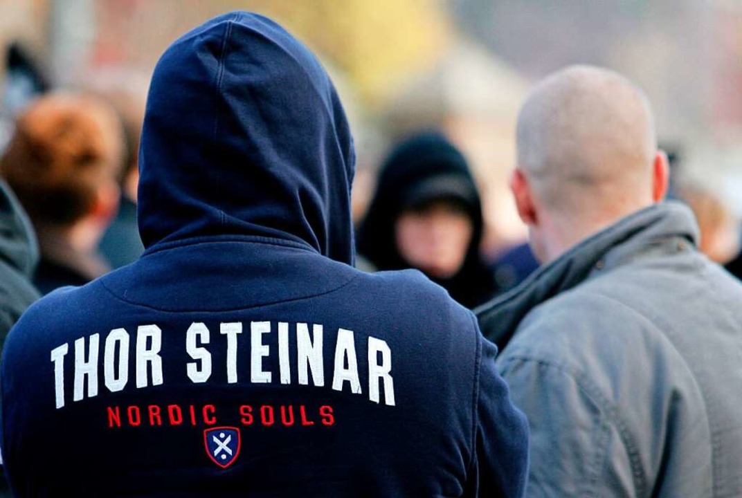 Erkennungsmerkmal der rechten Szene: ein Kapuzenshirt der Marke Thor Steinar  | Foto: Patrick Pleul