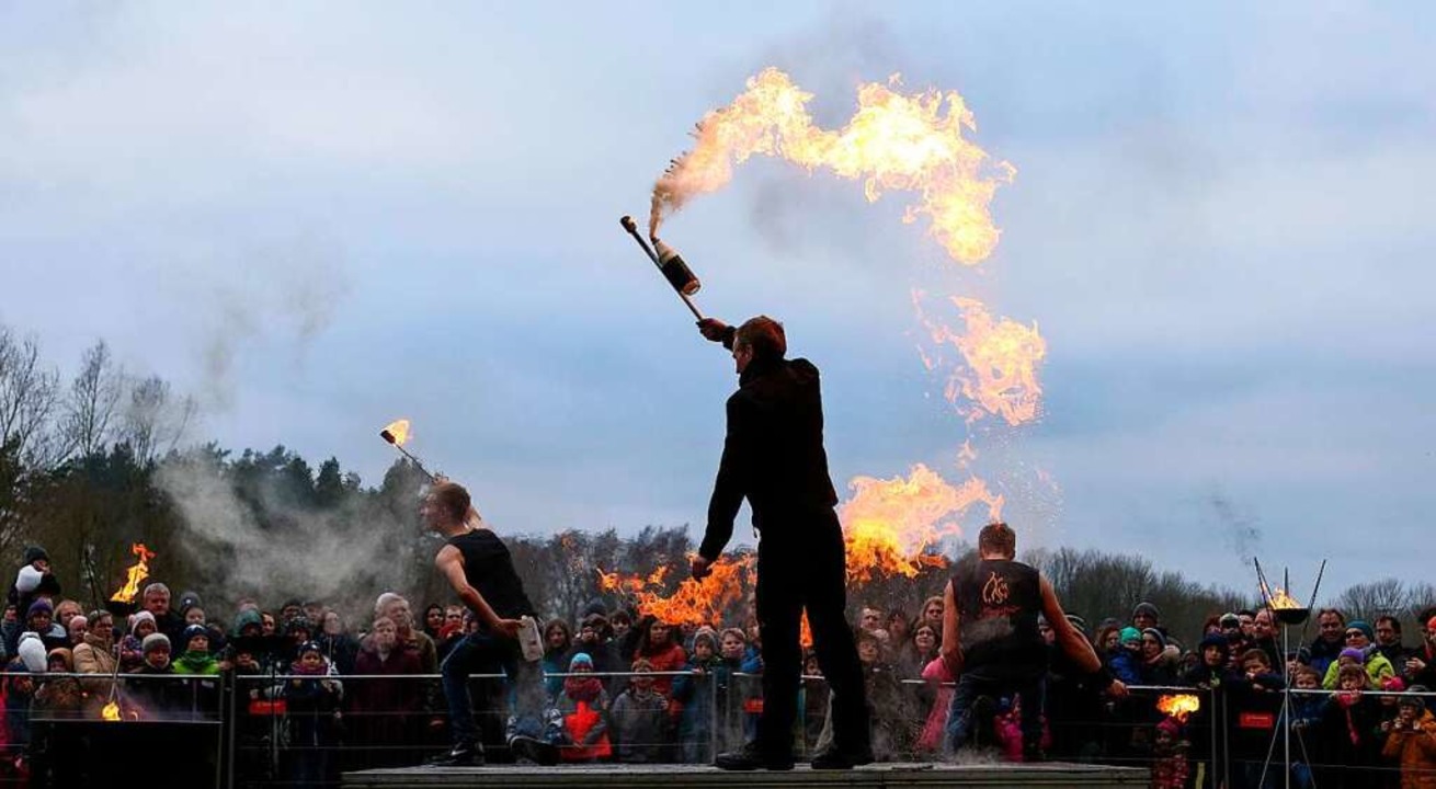 Achtung Germanen: Feuerartisten setzen... Varusschlacht pyrotechnisch in Szene.  | Foto: Mohssen Assanimoghaddam