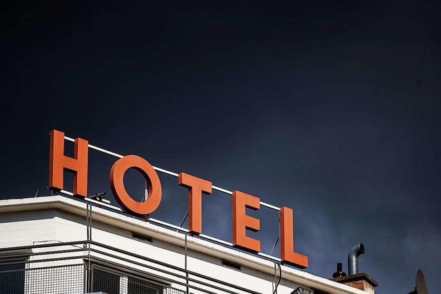 Dunkle Wolken ziehen nicht nur ber dieses Hotel in Baden-Wrttemberg hinweg.  | Foto: Christoph Schmidt (dpa)