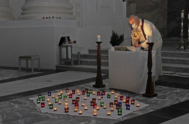 Auch vor diesem kleine Altar (hier mit... Klein) leuchteten zahlreichen Kerzen.  | Foto: Cornelia Liebwein