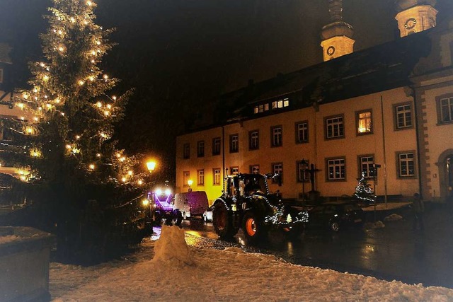 Die Traktoren erreichen das Zhringerdorf St. Peter.  | Foto: Erich Krieger