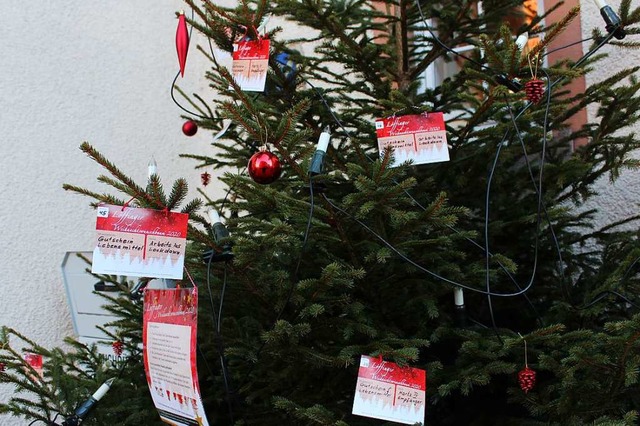 Am Weihnachtswunschbaum vor der Lffin...rmation hngen diesmal weniger Zettel.  | Foto: Christa Maier