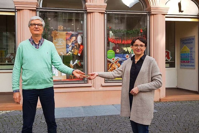 Apotheker Rainer Kammesheidt bergibt ...h an seine Nachfolgerin Olga Ishutina.  | Foto: Christian Kramberg