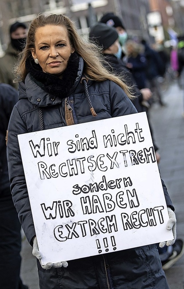 Demonstrantin der Querdenker in Bremen   | Foto: Sina Schuldt (dpa)