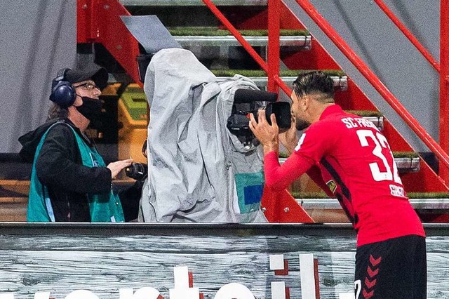 Vincenzo Grifo vom SC Freiburg flirtet nach einem Tor mit der TV-Kamera.  | Foto: Tom Weller (dpa)
