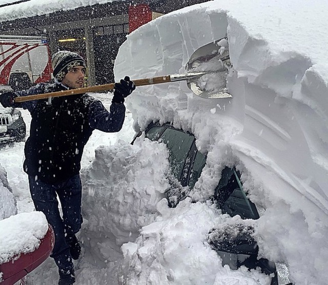 Enorme Schneemengen sorgen vielerorts fr groe Probleme.  | Foto: Bernd Mrz (dpa)