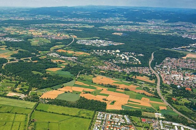 Das Luftbild zeigt zwischen den Stadtt...hof, rechts Betzenhausen und Mooswald.  | Foto: Nils Theurer