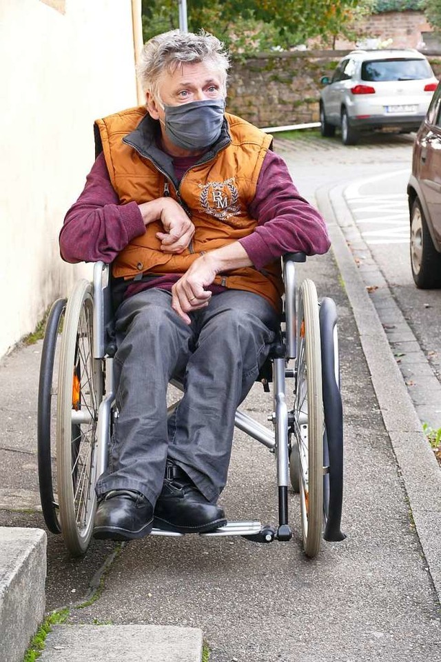 Kein Durchkommen gibt es an dieser Stelle fr Michael Butt  im Rollstuhl.  | Foto: Klaus Fischer