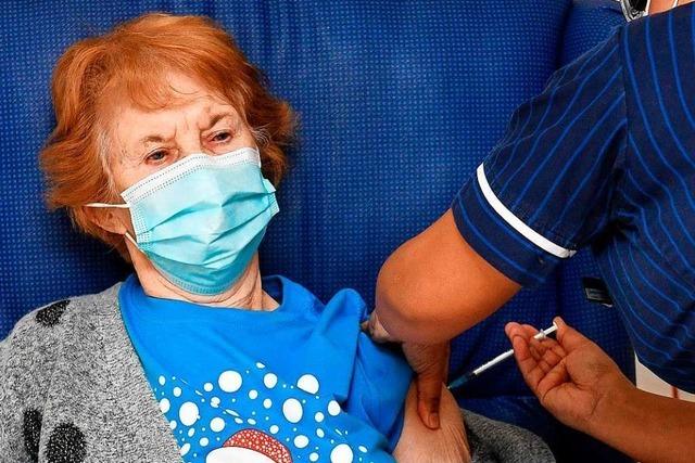 90-Jährige erhält erste Corona-Impfung in Großbritannien