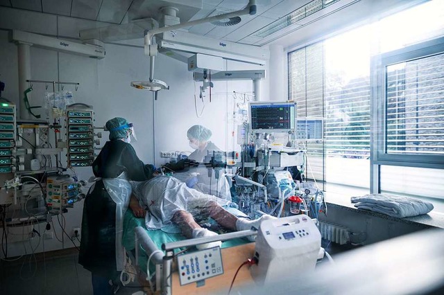 Ein Patient wird auf einer Intensivstation medizinisch versorgt.   | Foto: Fabian Strauch (dpa)