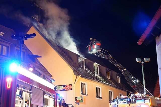 Dichter Rauch kommt aus dem Dachstuhl  | Foto: Kamera24
