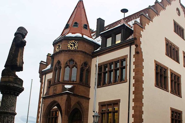 Das Elzacher Rathaus (Archivfoto) wird...nicht mehr an die Haushalte verteilen.  | Foto: Bernd Fackler