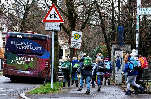 Schulkinder laufen nahe der Loretto-Grundschule in Freiburg zum Schulbus.   | Foto: Thomas Kunz