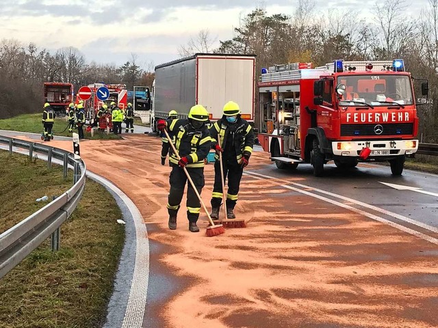 Fr die Bergung des beschdigten Lastw... wurde in beide Richtungen   gesperrt.  | Foto: Feuerwehr Neuenburg