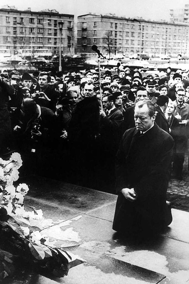 Willy Brandt kniet vor dem Mahnmal in Polen.  | Foto: --- (dpa)
