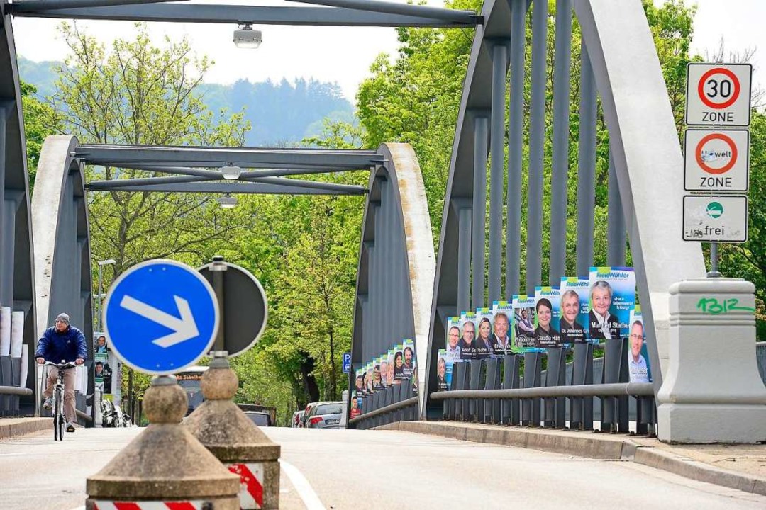 Die Kaiserstuhlbrücke war ein beliebte...akate während des Kommunalwahlkampfes.  | Foto: Ingo Schneider