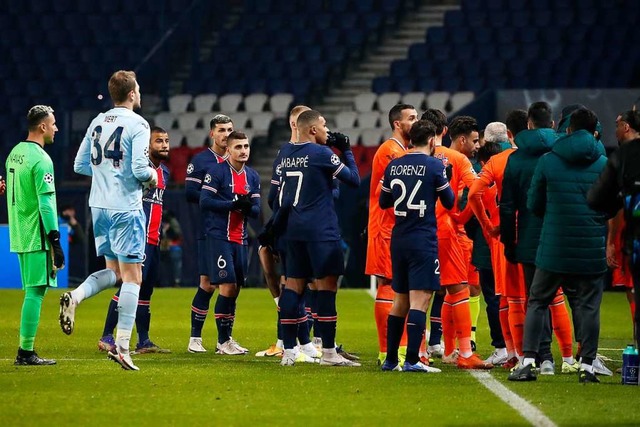 Die Spieler von PSG und Istanbul Basak...ehir ausIstanbul unterbrochen worden.  | Foto: Francois Mori (dpa)