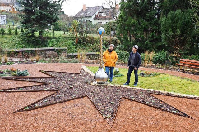 Christina Gedemer und Metalldesigner B...n der Stele auf dem Sternenkinderfeld.  | Foto: Michael Haberer