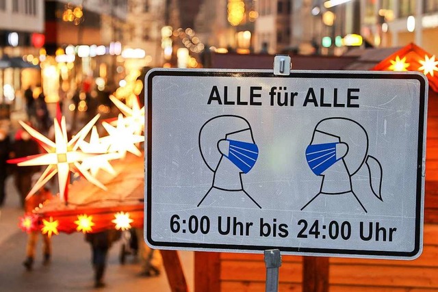 Ein Schild verweist in Dresden auf die...Einwohner binnen sieben Tagen bei 319.  | Foto: Jan Woitas (dpa)