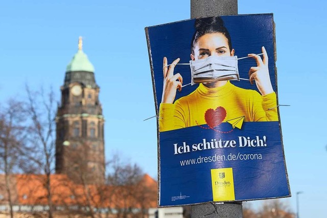 Ein Schild verweist in Dresden auf die... Einwohner binnen sieben Tagen bei 319  | Foto: Sebastian Kahnert (dpa)