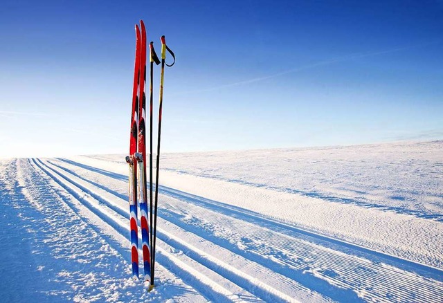 Langlauflatten stehen an dieser Loipe im Schnee.  | Foto: grafikplusfoto - Fotolia