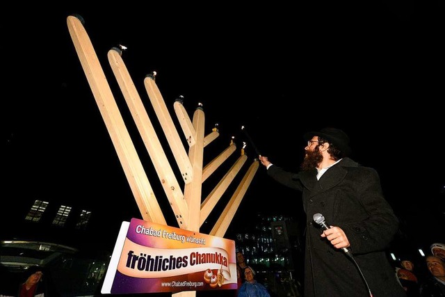 Rabbiner Gitler bei einem frheren Ker...nukka auf dem Platz der Alten Synagoge  | Foto: Thomas Kunz