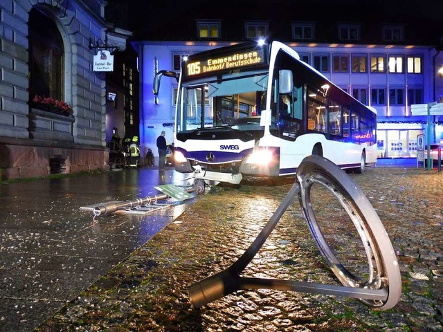 Beim Abbiegen kollidierte der Linienbu... Hinweisschild und der Straenlaterne.  | Foto: Feuerwehr Emmendingen