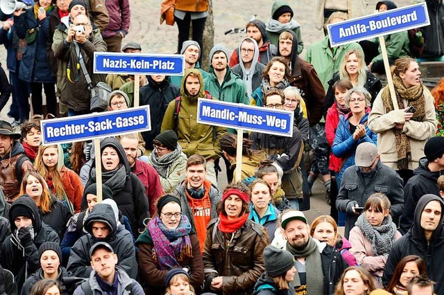 Zahlreiche Demonstranten stellten sich...h ist eine Gegenkundgebung angemeldet.  | Foto: Ingo Schneider