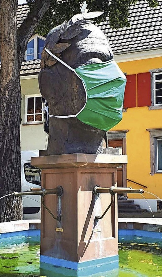 Passend wurde die Brunnenfigur des Kaisers Vespasian in Riegel alltagsmaskiert.   | Foto: Klaus Nunn