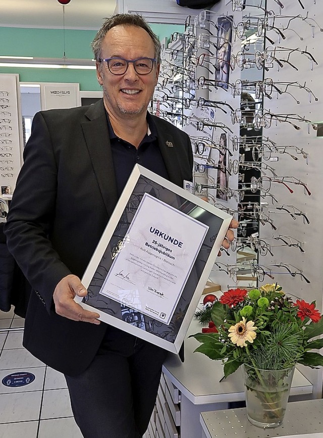 Seit 25 Jahren bert Augenoptikermeister Michael Roll seine Kunden in Breisach.  | Foto: Christine Weirich