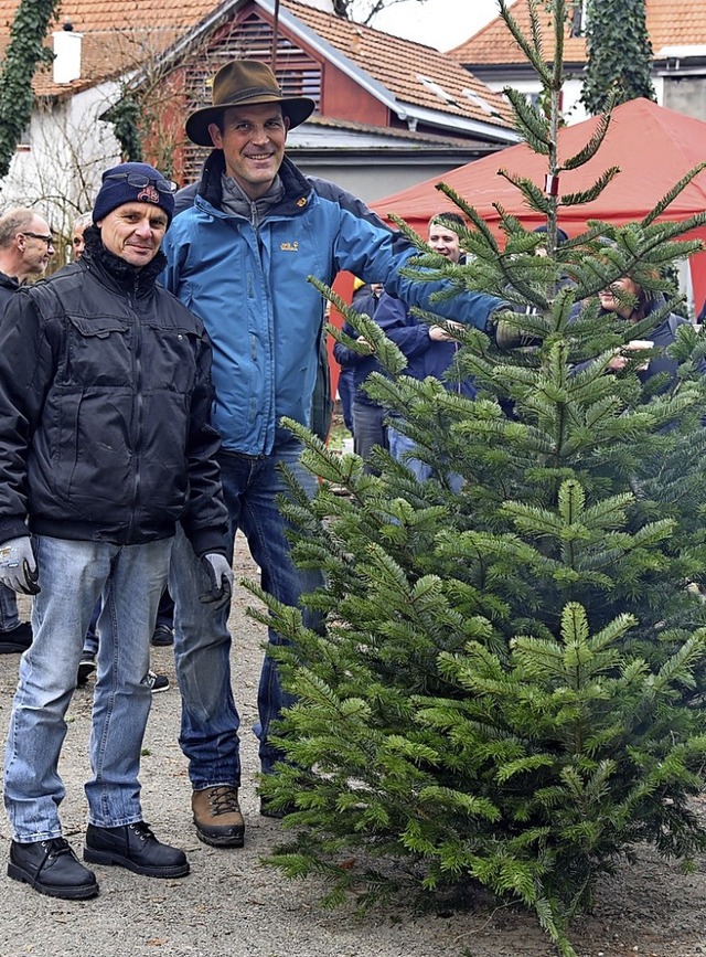 2019  ging der Christbaumverkauf der  ...e noch ohne Maske, nun  ist es anders.  | Foto: Martin Eckert