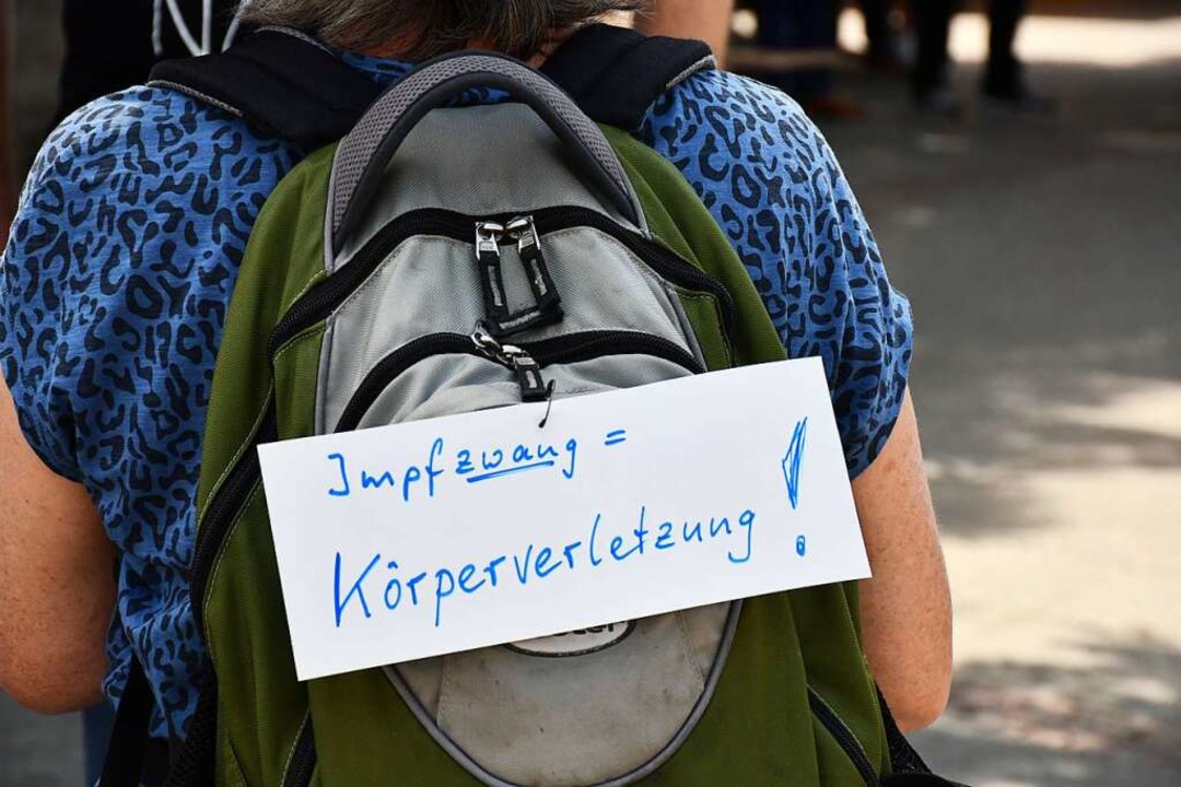 Dieses Schild trug eine Demonstrantin bei einer Demo im Mai in Lörrach.  | Foto: Barbara Ruda