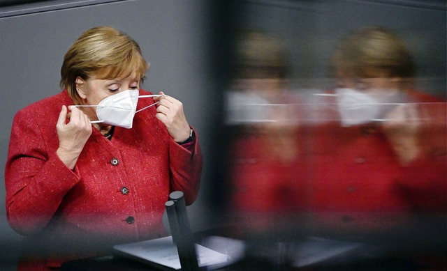 Fast flehentlich bat Merkel die Bevlk...hen Tage mit uns durchzustehen&#8220;.  | Foto: TOBIAS SCHWARZ (AFP)