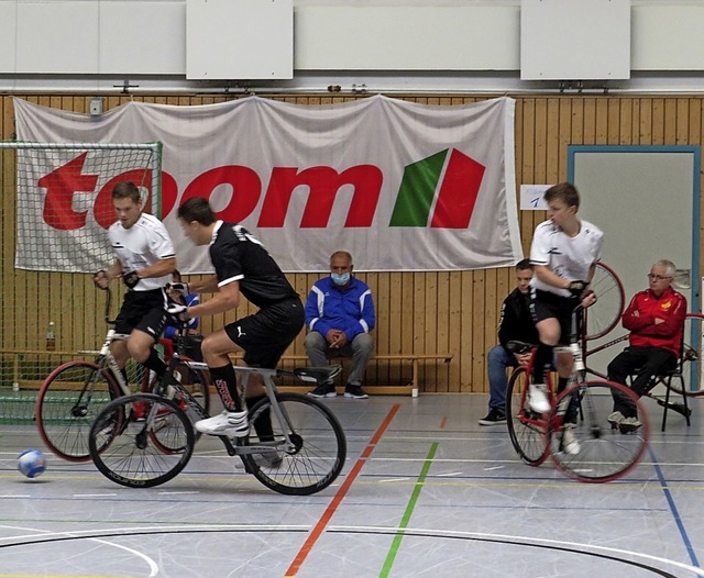 Bei der Finalrunde um den Aufstieg: Ni...and und Trainer Klaus Holzer (rechts)   | Foto: Verein