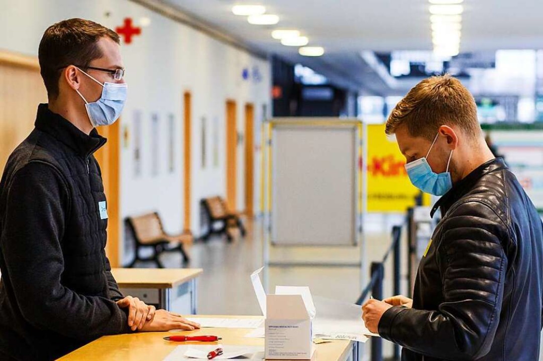 Zwei Medizinstudenten stehen während e... Impfzentrums an der Freiburger Messe.  | Foto: Philipp von Ditfurth (dpa)